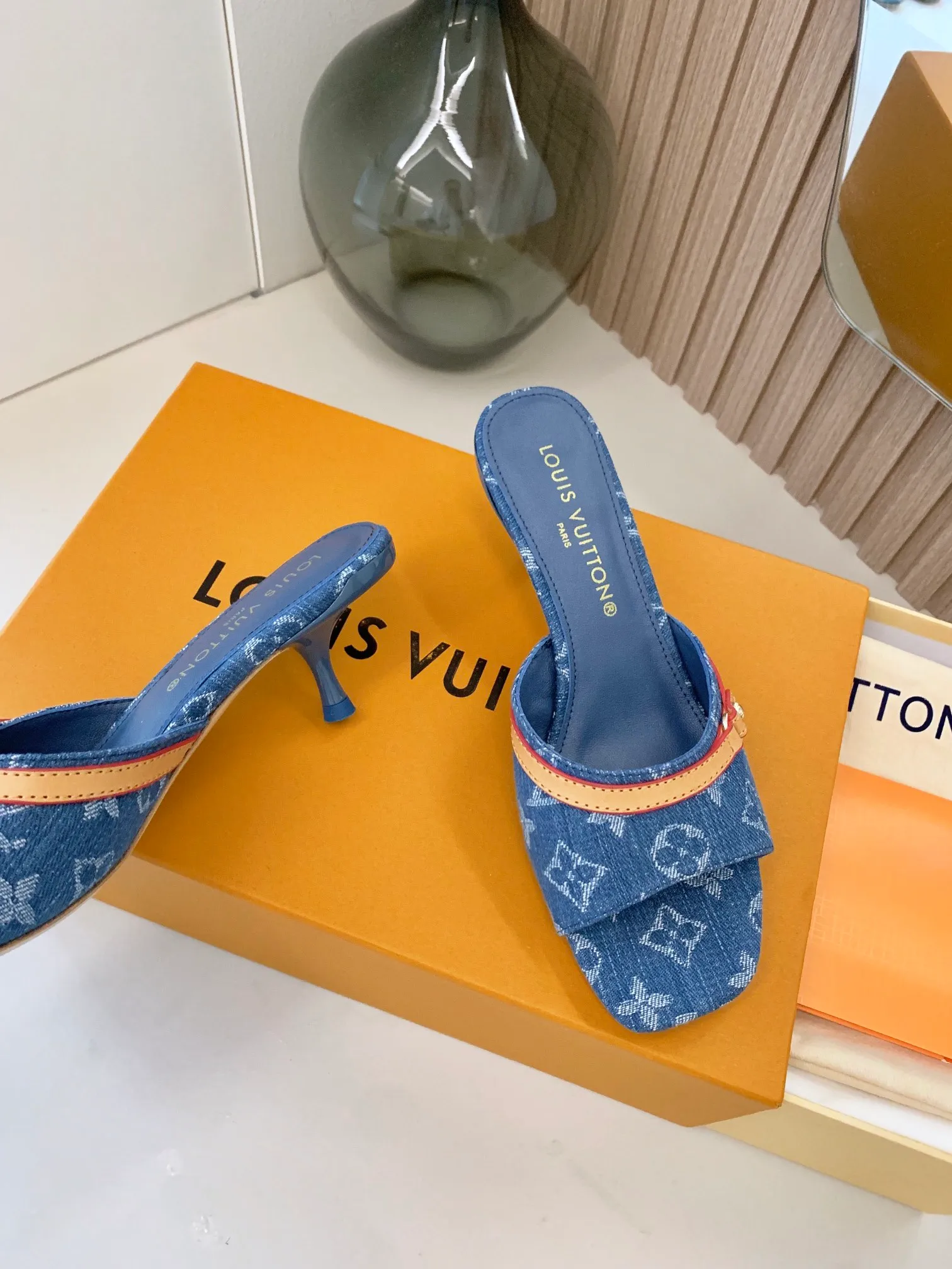 👟👟Ex-factory price 440👟👟 LV ss24 new arrival～Spring and summer single cat heels. The brown leather with tannin color is so brilliant! The perfect kitten heel, which is just right, is high-end, classic, sexy and comfortable, and it has full marks for summer shoes 💯 It is a must-have item to match! Material: Denim➕Cow leather Lining: Full sheepskin for foot pads Outsole: Genuine leather outsole Shoe size: 34-40